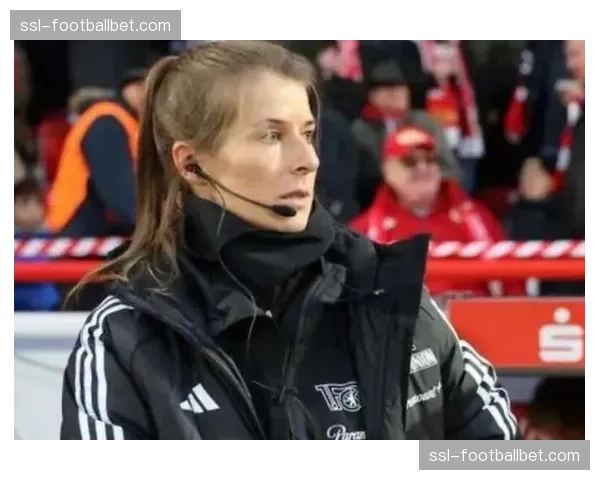 柏林联合历史性时刻：首位女性主教练埃塔的执教之路